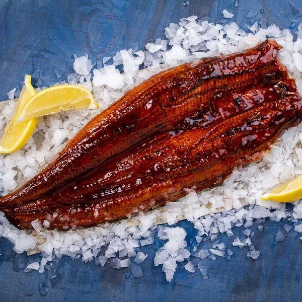 Угорь копчёный &mdash; нежный вкус для суши, роллов и азиатских блюд 91 фото
